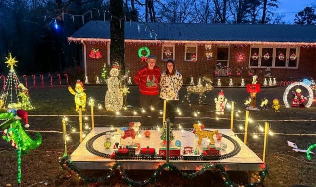 John Maynard pose devant sa décoration de Noël