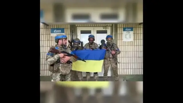 Бійці 61-ї бригади ЗСУ оголошують про "контроль над Суджею", стоячи біля філіалу "Газпрома" в цьому місті