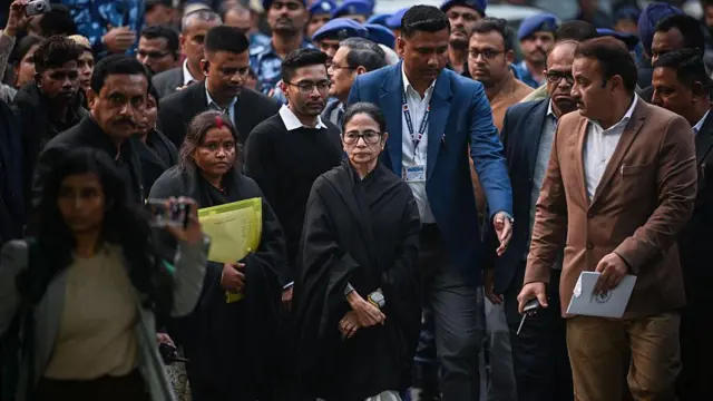 পশ্চিমবঙ্গের বিষয়ে মামলাটি লড়তে সুপ্রিম কোর্টে গিয়েছিলেন সাবেক মুখ্যমন্ত্রী মমতা ব্যানার্জী