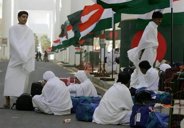 বাসের জন্য অপেক্ষা করছেন ক'জন হজযাত্রী (ফাইল ফটো)