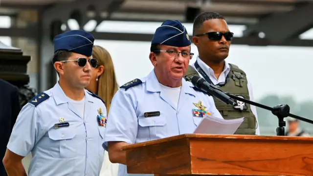 El general Mauricio Salazar habla durante una ceremonia con su uniforme militar del que culegan varias medallas