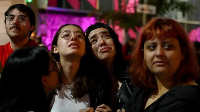 Jóvenes llorando durante la vigilia por Liam Payne