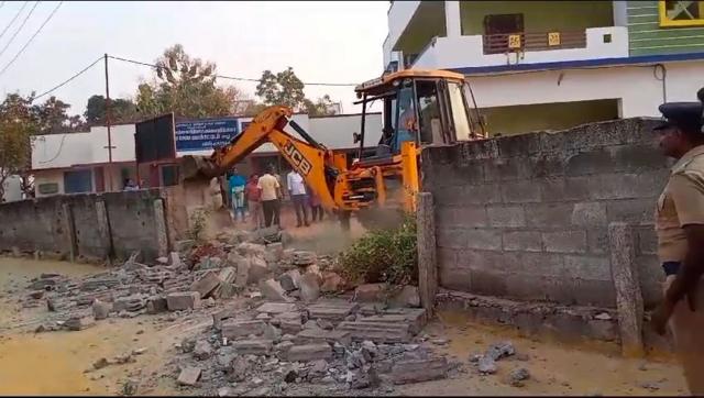 தீண்டாமைச் சுவர் இடிப்பு