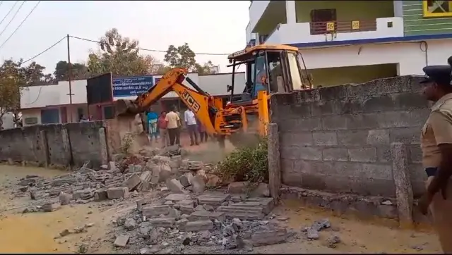 தீண்டாமைச் சுவர் இடிப்பு