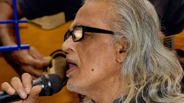 සේනක බටගොඩ යනු ශ්‍රී ලාංකික සංගීත රසිකයින් අතර මහත් ආදරයක් දිනූ ගීත කිහිපයක ම නිර්මාණකරු ලෙස ආදරය දිනා සිටි සංගීත ශිල්පියෙකි