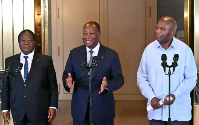 Le président de la Côte d'Ivoire Alassane Ouattara, s'exprime après une une réunion avec ses prédécesseurs Henri Konan Bedie (G) et Laurent Gbagbo (D) au palais présidentiel d'Abidjan le 14 juillet 2022. 