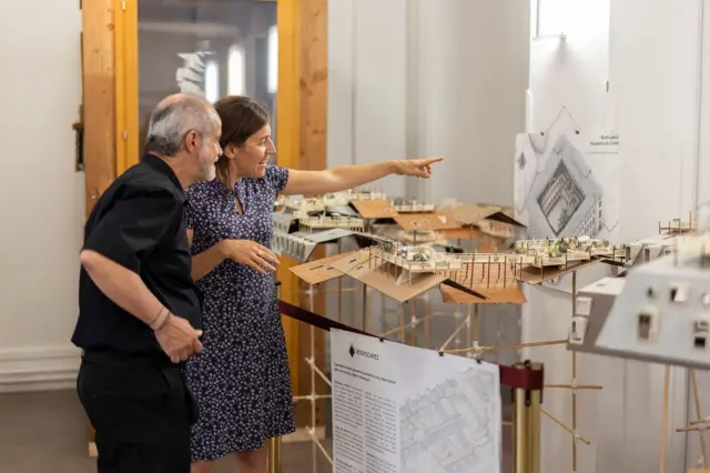 Carlos y una maqueta. 