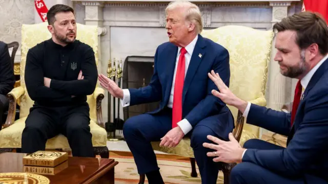 Президент України Володимир Зеленський (ліворуч), президент США Дональд Трамп та віцепрезидент Джей Ді Венс під час зустрічі в Овальному кабінеті Білого дому у Вашингтоні, округ Колумбія, США