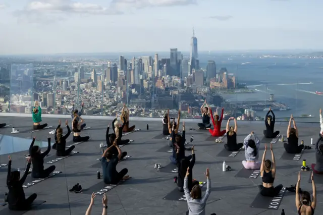 न्यूयॉर्क में 100 माले की इमारत के ऊपर योग करते हुए लोग. 