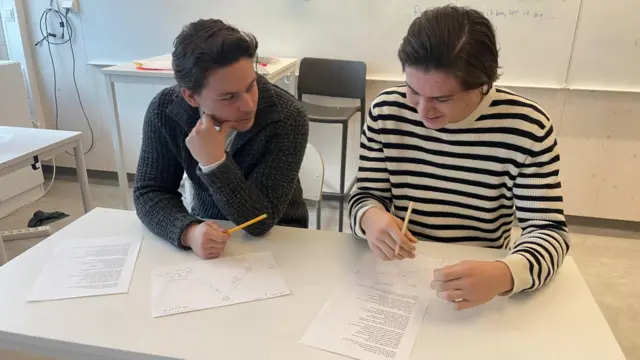 Alumnos de 16 años en un instituto en Nacka, Suecia, usando lápices y papel.
