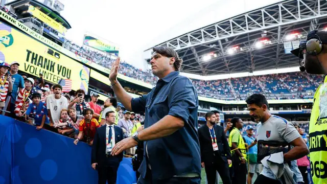 Mauricio Pochettino acena para os torcedores ao deixar o campo de jogo