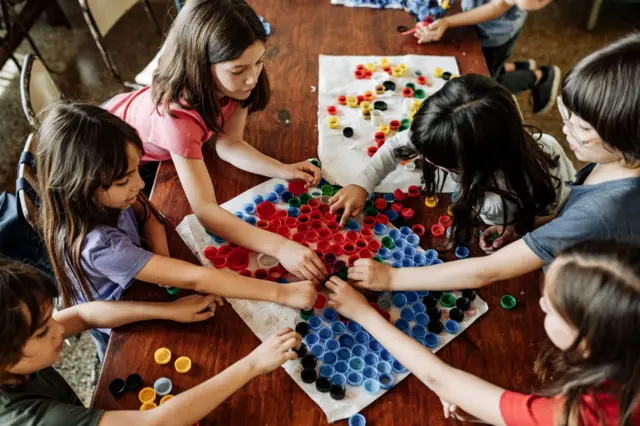 Varios niños realizando una tarea juntos