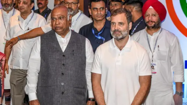 কংগ্রেস সভাপতি মল্লিকার্জুন খড়্গে (বাঁয়ে) ও রাহুল গান্ধী (ডানে)