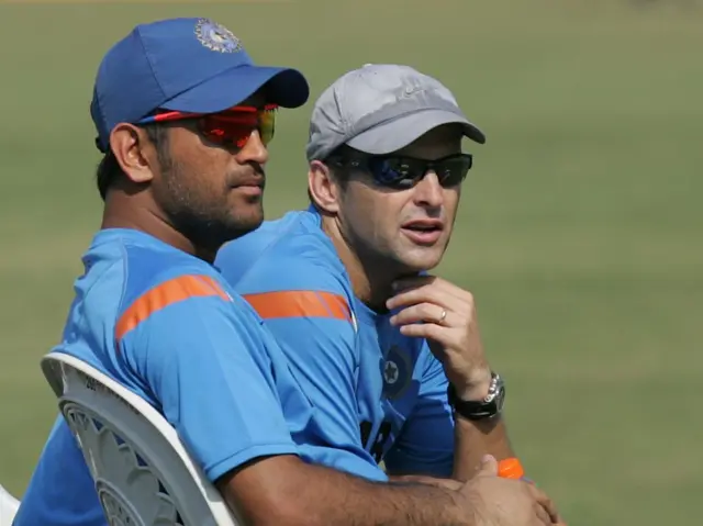 කර්ස්ටන් ඉන්දීය ක්‍රිකට් නායක දෝනි සමග සිටින ඡායාරූපයකි