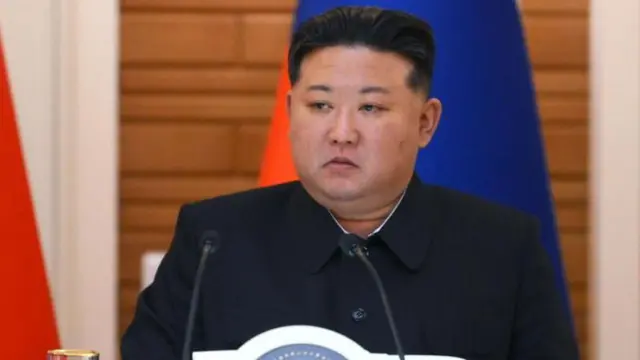 फोटोत उत्तर कोरियाचे अध्यक्ष किम जोंग उन दिसत आहेत.