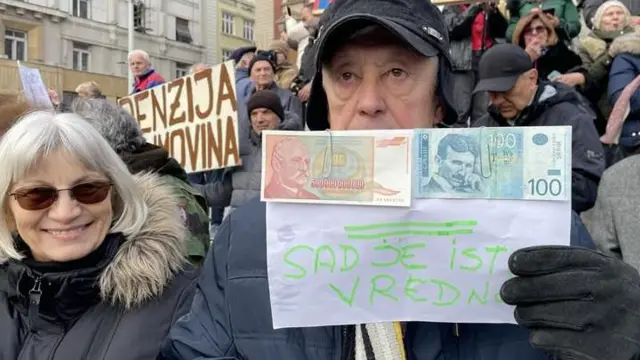 Пензионер и пензионерка на скупу подршке студентима на Тргу републике у Београду