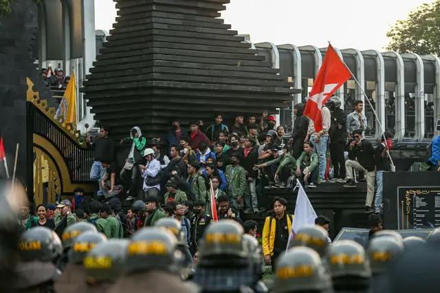 Kerumunan menggelar demonstrasi di depan Markas Besar Polda Metro Jaya di Jakarta, Indonesia, pada 29 Agustus 2025