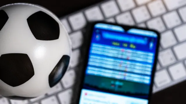 futbol topu, cep telefonu ve bilgisayar