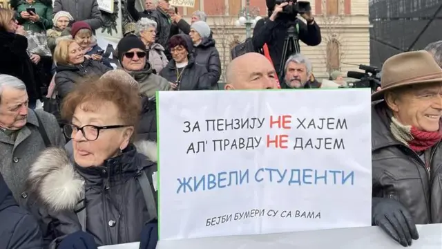Пензионери са транспарентима на Тргу републике пружају подршку студентима