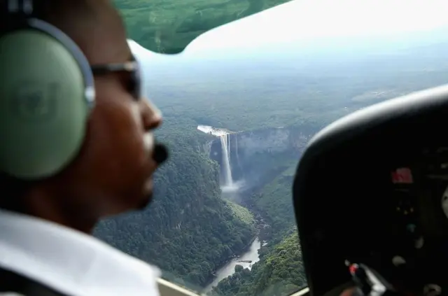 Piloto com cataratasaposta 1Kaieteur ao fundo