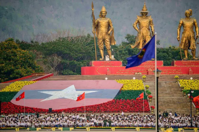စစ်ဘုရင်ကြီး သုံးပါးကြေးရုပ်ကို နေပြည်တော် စစ်ရေးပြကွင်းမှာ တွေ့ရ