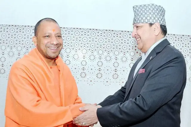 योगी आदित्यनाथ र पूर्व राजा ज्ञानेन्द्र शाह हात मिलाएर अभिवादान साटासाट गर्दै