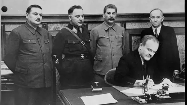 Андрій Жданов, Климент Ворошилов, Йосип Сталін та Отто Куусінен, договір від СРСР підписує В'ячеслав Молотов