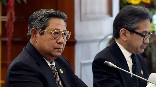 Menteri Luar Negeri Marty Natalegawa (kanan) dan Presiden Susilo Bambang Yudhoyono