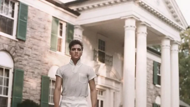 الویس پریسلی در مقابل یک خانه