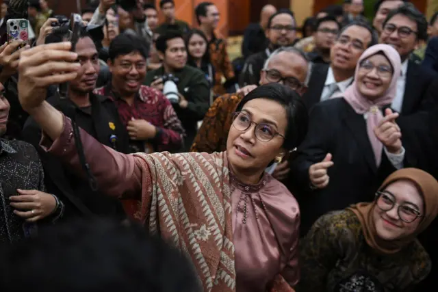 Sri Mulyani sedang selfie.