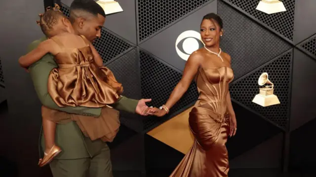 ویکتوریا مونه، خواننده آر اند بی با نامزدی در هفت رشته، دختر دو ساله خود را نیز به گرمی آورده بود