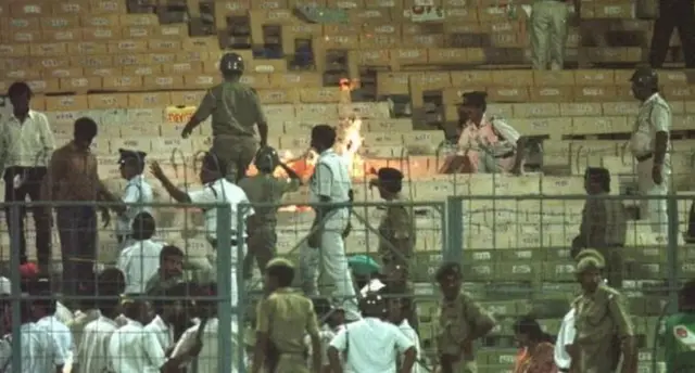 दर्शकों के बीच हिंसा