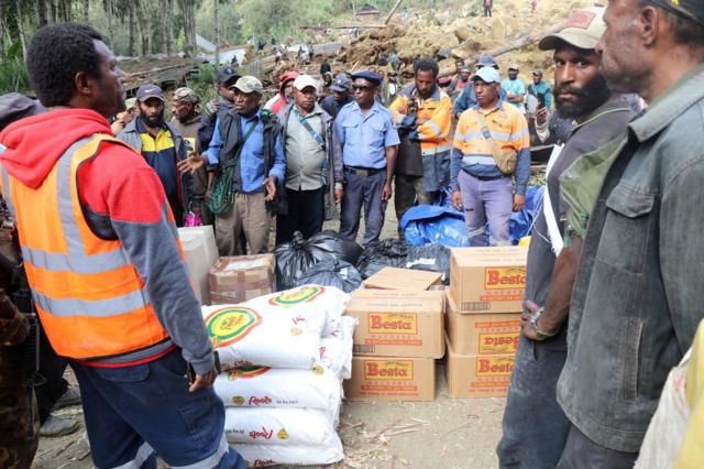 Equipo de rescate con alimentos para los afectados que sobrevivieron al derrumbe de tierra en Papúa Nueva Guinea.
