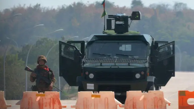 ၂၀၂၁ ခုနှစ် အောက်တိုဘာ ၂၆ ရက်မှာ လုပ်ခဲ့တဲ့ ရုံးချိန်းတစ်ခုမှာ ဒေါ်အောင်ဆန်းစုကြည်ရဲ့ထွက်ဆိုချက်တွေထဲ အာဏာသိမ်းတဲ့ မနက် ၄ နာရီခွဲမှာ နေပြည်တော်က
မြနန်းဘုံသာလမ်းနေအိမ်ကို စစ်တပ်ကဝင်ရောက်စီးနင်းခဲ့တဲ့အကြောင်း ပါဝင်ပါတယ်။