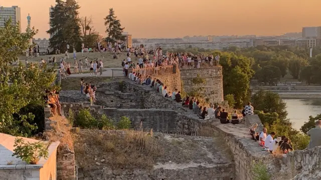 Nekoliko stotina Beograđana i Beograđanki okupilo se na Kalemegdanu da gleda delimično pomračenje Sunca