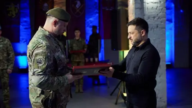 Президент Зеленський вручає командиру 3-го армійського корпусу Андрію Білецькому орден