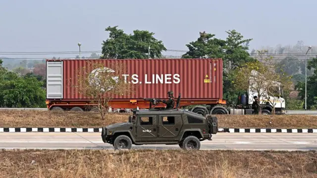 ၂၀၂၄ ခုနှစ် ဧပြီတုန်းက မြန်မာဘက်ခြမ်း မြဝတီမှာ တိုက်ပွဲပြင်းထန်နေဆဲ မဲဆောက်မြို့မှာ ထိုင်းဘက်က စစ်အင်အားဖြည့်တင်းထားတဲ့ မြင်ကွင်း