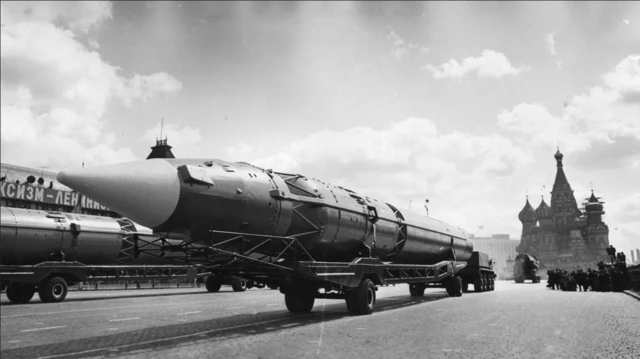 เวลานั้น สหรัฐฯ วิตกว่าเทคโนโลยีขีปนาวุธของโซเวียตจะล้ำหน้าเกินกว่าที่สหรัฐฯ จะตามทัน