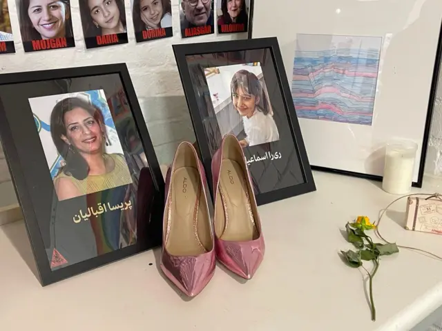 عکس ری‌را اسماعیلیون و پریسا اقبالیان، دختر و همسر حامد اسماعیلیون در نمایشگاه «آنچه باقی ماند» در کلن 