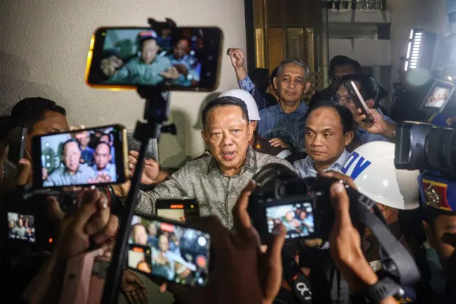 Mantan Jaksa Agung Muda Bidang Tindak Pidana KhususÂ Febrie Adriansyah (tengah) menjawab pertanyaan wartawan seusai menjalani pemeriksaan di Kejaksaan Agung, Jakarta, Jumat (24/07).