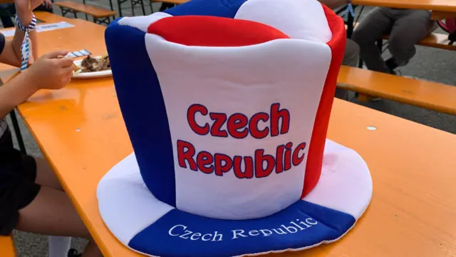 Kapa sa u bojama češke zastave