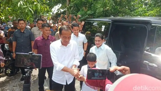Di Solo, Jawa Tengah, mantan presiden Joko Widodo menyoblos di TPS 12, Kelurahan Sumber, Kecamatan Banjarsari. 