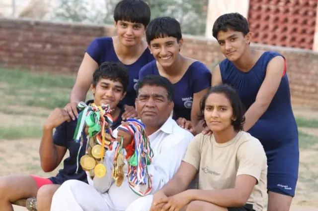 विनेश फोगटच्या काकांनी त्यांना प्रशिक्षक म्हणून प्रशिक्षण दिले