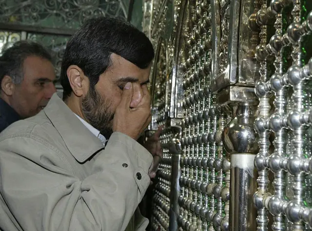 محمود احمدی نژاد در حال زیارت و دعا