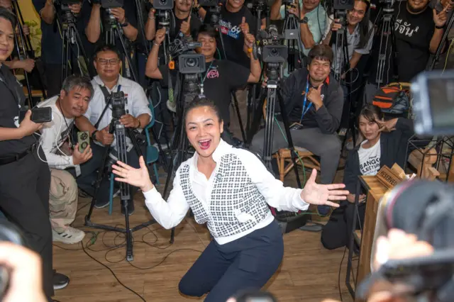มัลลิกา บุญมีตระกูล มหาสุข ถ่ายภาพร่วมกับกองทัพสื่อมวลชนหลังแถลงขอบคุณประชาชนที่โหวตเลือกเธอจนมีคะแนนมาเป็นอันดับ 2