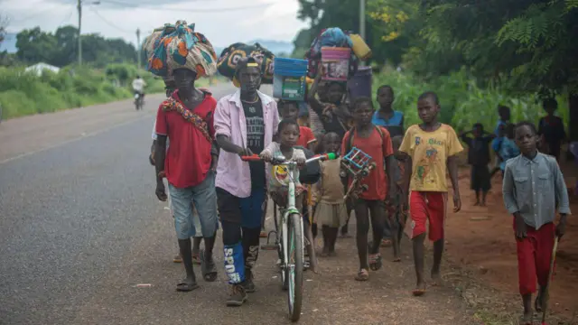 Watu waliohamishwa kutoka mkoa wa Cabo Delgado wanatembea katika mitaa ya Namapa, wilaya ya Erati ya Nampula, Msumbiji mnamo Februari 27, 2024.