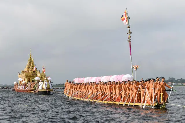 ကိုဗစ်နဲ့ စစ်အာဏာသိမ်းမှုကြောင့် ၃ နှစ်ကြာမှ ပြန်ကျင်းပတဲ့ ဖောင်တော်ဦးဘုရားပွဲတော်