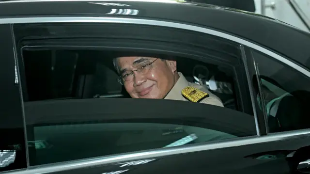 พล.อ. ประยุทธ์ กลับมาปฏิบัติหน้าที่นายกฯ เป็นครั้งแรกในรอบเดือน โดยประชุมร่วมกับผู้ว่าฯ ทั่วประเทศ ที่กระทรวงมหาดไทย เมื่อ 3 ต.ค.