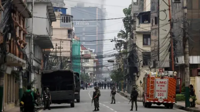 जेन जी आन्दोलनका क्रममा आगजनी भएको हिल्टन होटल र अगाडिको सडकमा परिचालित सेना
