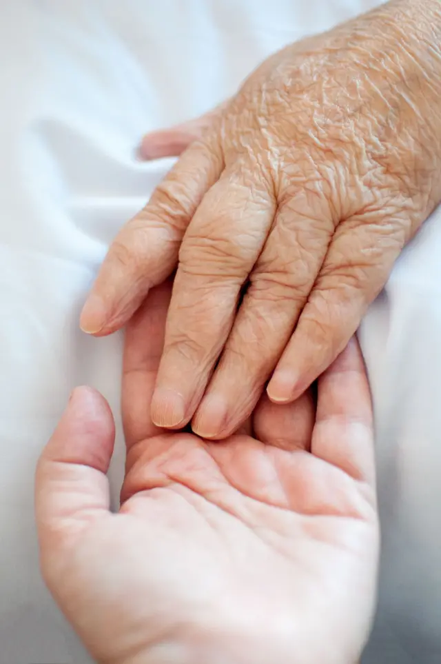 क्रायोजेनिक तंत्रज्ञानाद्वारे मृत मानवी शरीर कमी तापमानात जतन करून ठेवण्याच्या प्रक्रियेला क्रायोप्रिझर्व्हेशन असं म्हटलं जातं. 